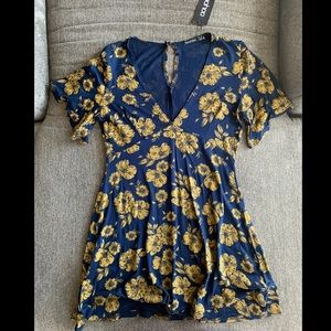 Floral V-neck mini dress - US 6